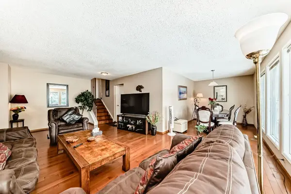 76 Edgewood DR NW, Calgary, AB T3A 2T5