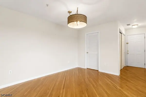 1636 King Ct, Green Brook Twp., NJ 08812