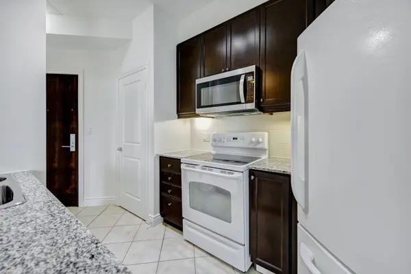 25 Earlington AVE #307, Toronto W08, ON M8X 3A3