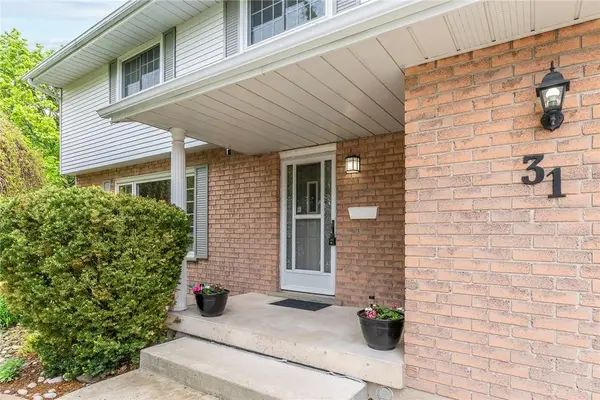 31 Blackfriar LN, Brantford, ON N3R 7M2