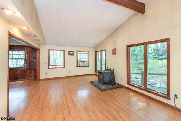 197 Snake Den Rd, Bloomingdale Boro, NJ 07465