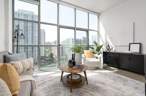 2 Fieldway RD #1016, Toronto W08, ON M8Z 0B9
