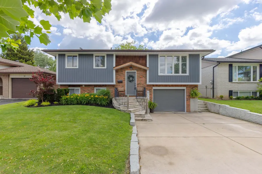 13 Orlando DR, St. Catharines, ON L2N 6V5