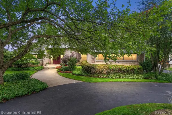 4948 Champlain CIR, West Bloomfield Charter Township, MI 48323