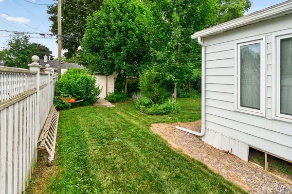 160 Elmwood DR, Gananoque, ON K7G 1N9