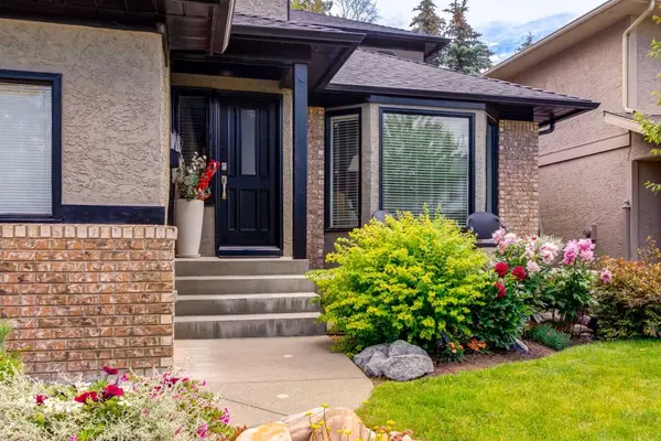 367 Woodbriar CIR SW, Calgary, AB T2W 6A4