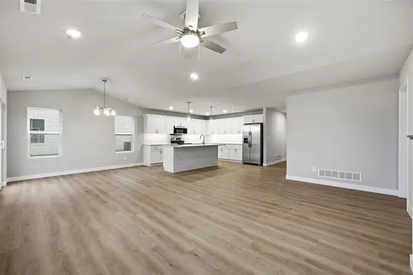 924 Eisenhower Blvd, North Liberty, IA 52317