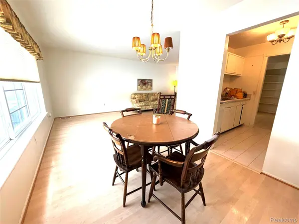 671 E Fox Hills DR, Bloomfield Charter Township, MI 48304