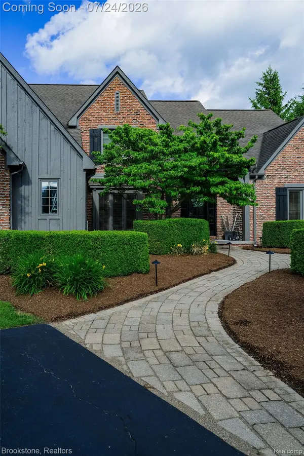 7768 Somerhill LN, Springfield Charter Township, MI 48348