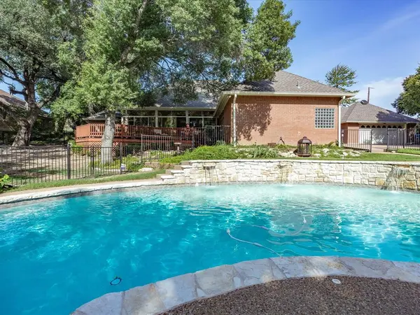 201 Coach House Circle, Fort Worth, TX 76108