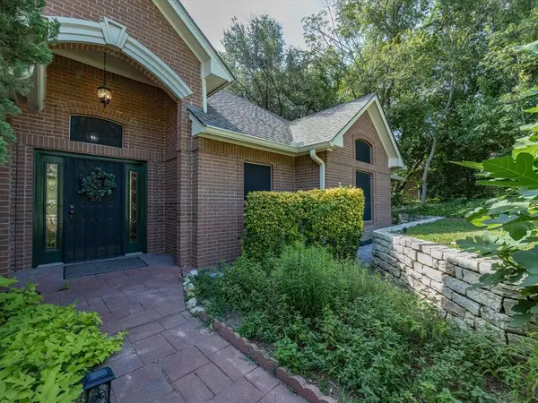 201 Coach House Circle, Fort Worth, TX 76108