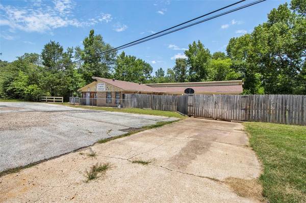 413 State Highway 323 E, Overton, TX 75684