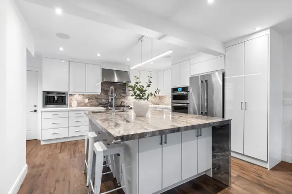 17 Old Oak RD, Toronto W08, ON M9A 2V9