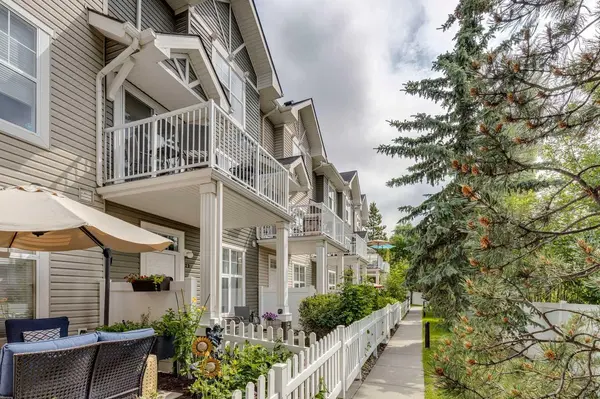 23 Toscana GDNS NW, Calgary, AB T3L 3C2