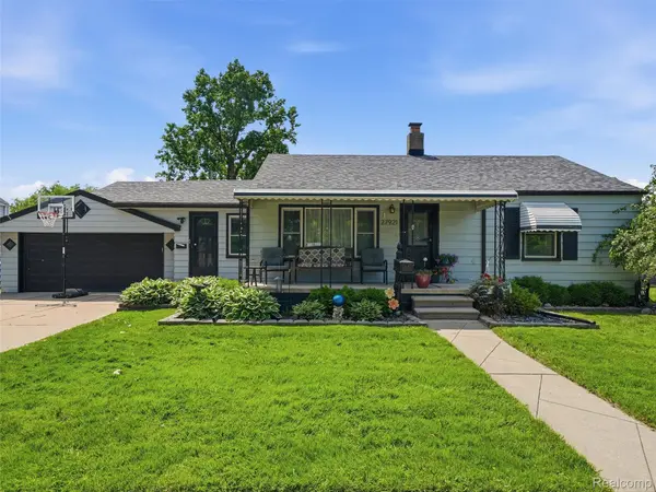 27921 Larchmont ST, St. Clair Shores, MI 48081