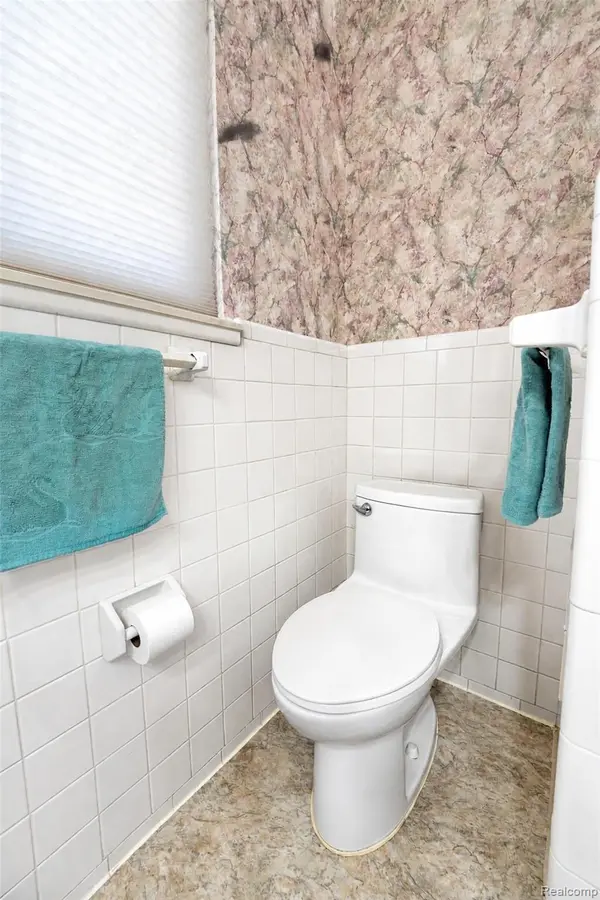 7677 Terri DR, Westland, MI 48185