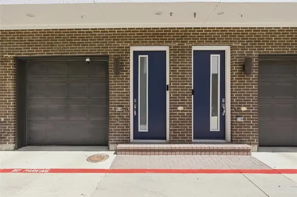381 E Greenbriar Lane #1002, Dallas, TX 75203