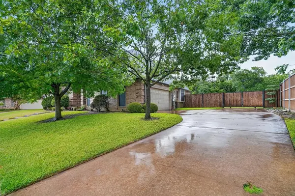 813 Cardinal Ridge Road, Burleson, TX 76028