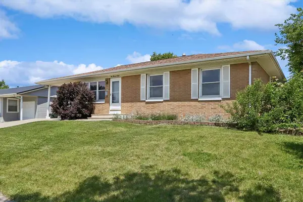 5008 Montclair Dr NW, Cedar Rapids, IA 52405