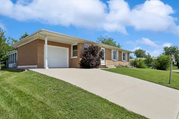 5008 Montclair Dr NW, Cedar Rapids, IA 52405