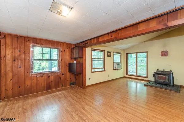 197 Snake Den Rd, Bloomingdale Boro, NJ 07465