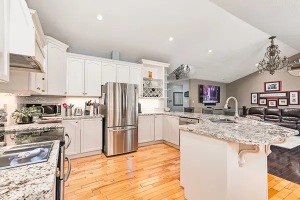 2 Alexandra LN, Wasaga Beach, ON L9Z 1N5