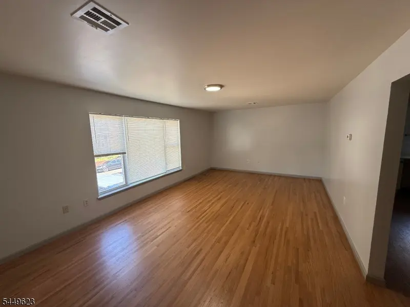 8 Elm St, Elizabeth City, NJ 07208