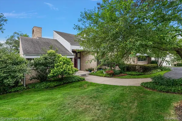 4948 Champlain CIR, West Bloomfield Charter Township, MI 48323