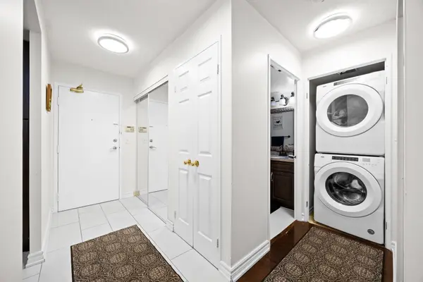 325 Webb DR #406, Mississauga, ON L5B 3Z9