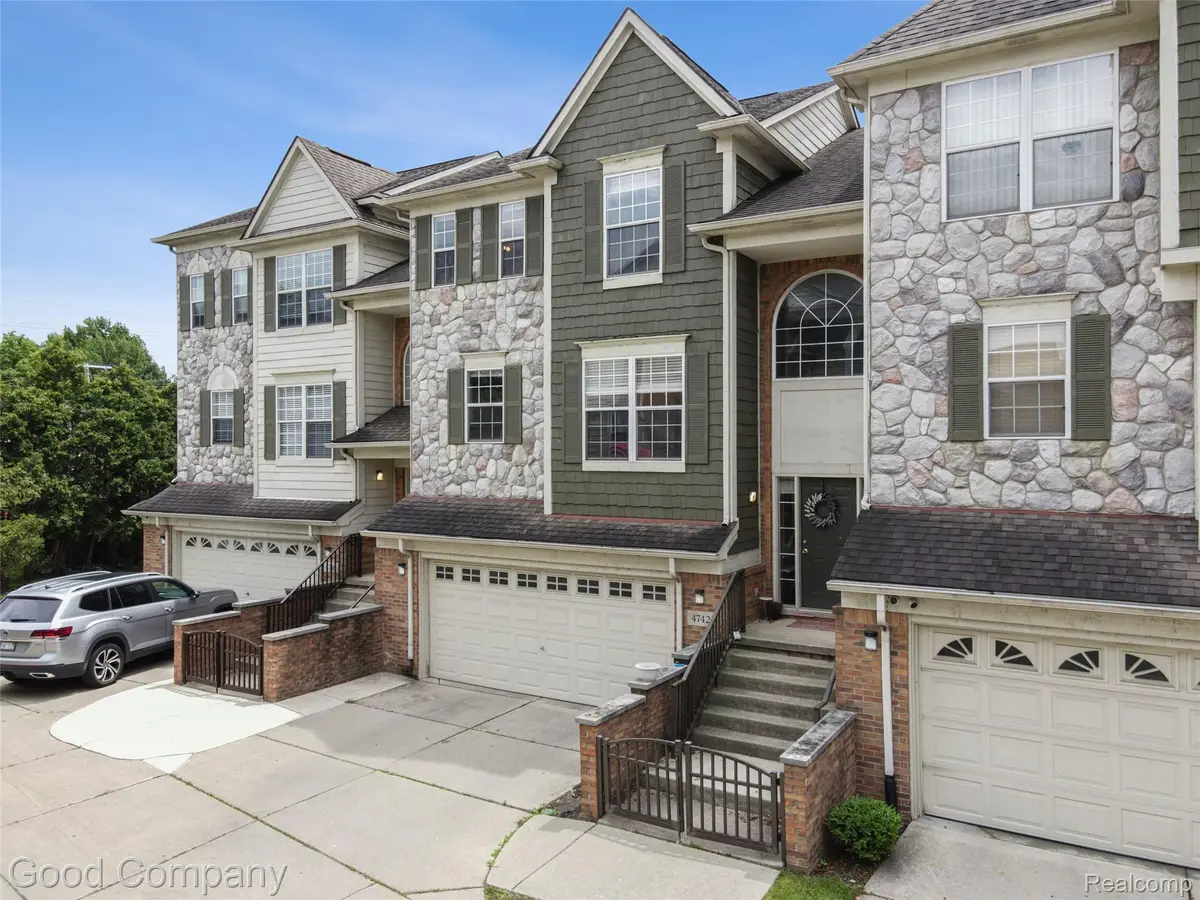 4742 Maddie LN, Dearborn, MI 48126