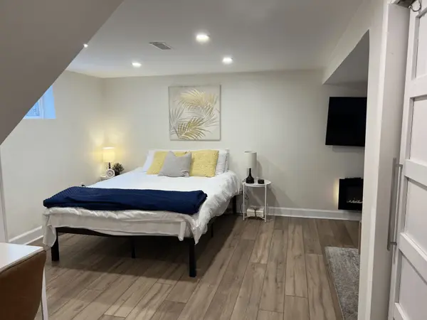 4 Sunning Hill AVE #LOWER, Hamilton, ON L8T 4Z1