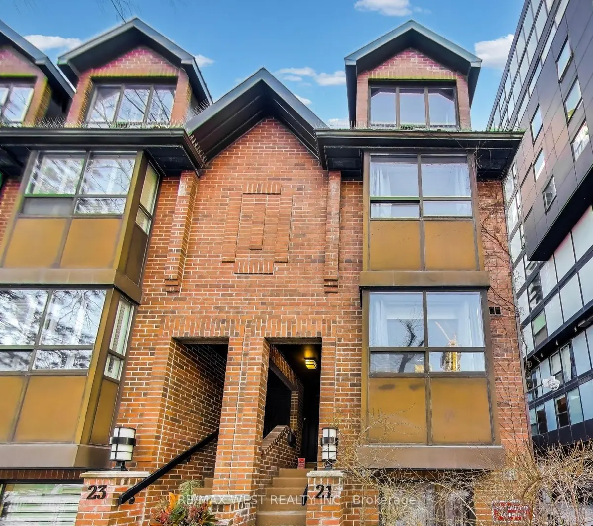 21 Dundonald ST, Toronto C08, ON M4Y 1K3