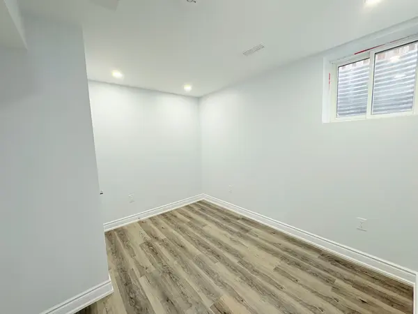 11 Meadow Wood CRES #Basement, Hamilton, ON L8J 3Z7