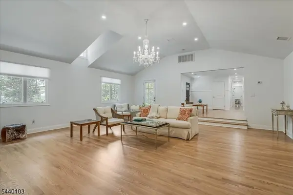 8 Sheeprock Rd, Kinnelon Boro, NJ 07405