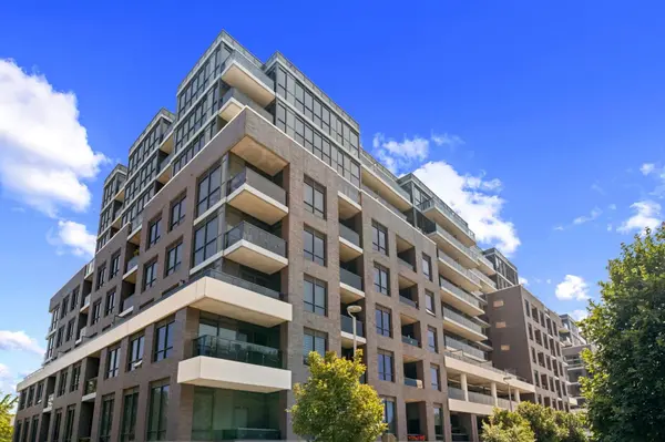 26 Gibbs RD #1033, Toronto W08, ON M9B 0E3