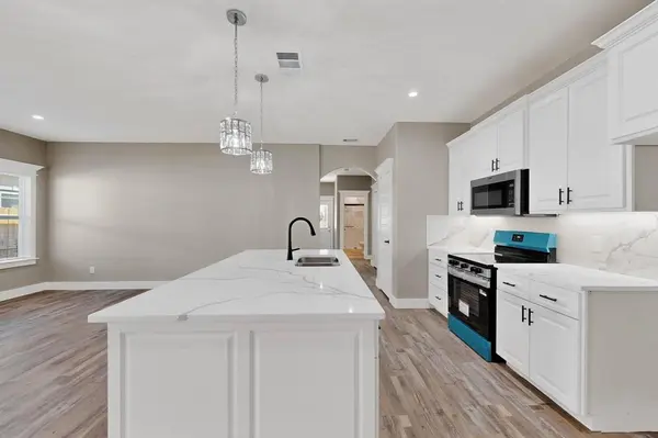 1221 S Rockwall Avenue, Terrell, TX 75160