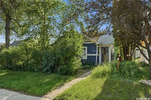 1015 J AVENUE N, Saskatoon, SK S7L 2L3
