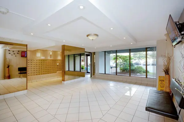 21 Knightsbridge RD #407, Brampton, ON L6T 3Y1