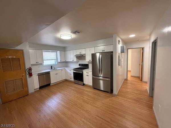 8 Elm St, Elizabeth City, NJ 07208