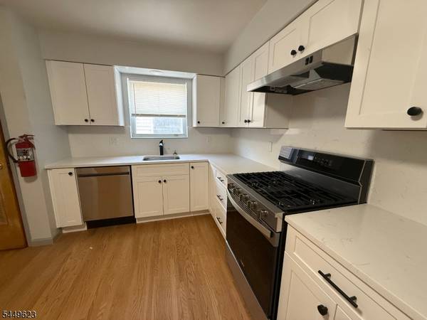 8 Elm St, Elizabeth City, NJ 07208