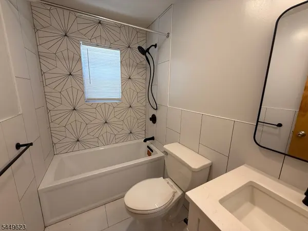 8 Elm St, Elizabeth City, NJ 07208