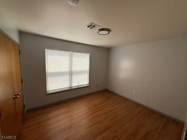 8 Elm St, Elizabeth City, NJ 07208
