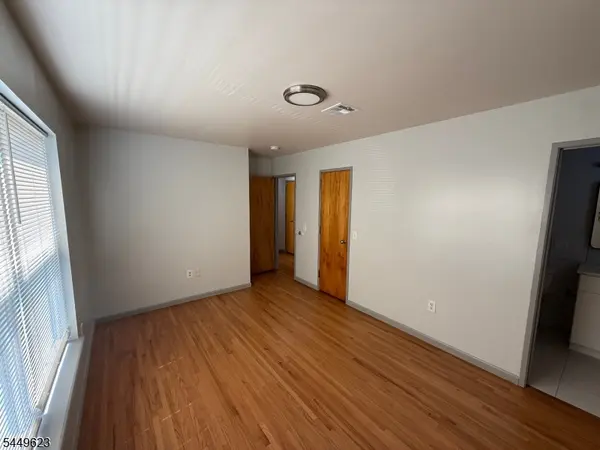 8 Elm St, Elizabeth City, NJ 07208