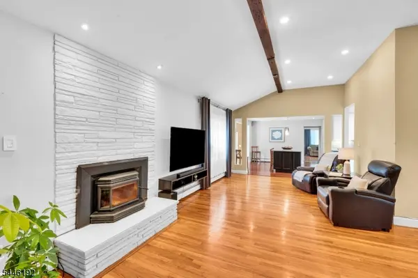 216 Glen Crest Dr, Branchburg Twp., NJ 08853