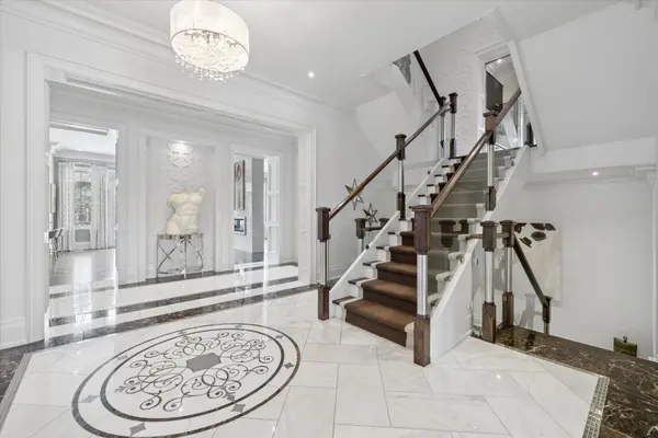 8 Thornhill AVE, Vaughan, ON L4J 1J4