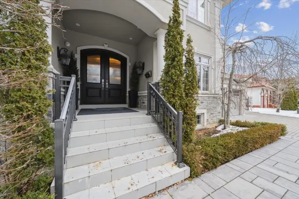 8 Thornhill AVE, Vaughan, ON L4J 1J4