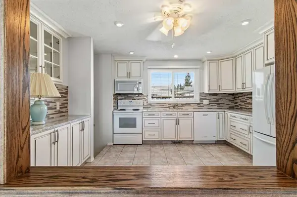 40 Neal Close, Red Deer, AB T4P 1N4