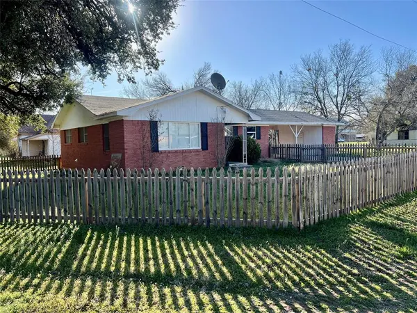 216 Woodlawn Avenue, Strawn, TX 76475