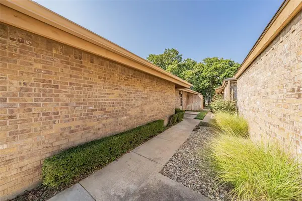 23 Park Lane, Bedford, TX 76021
