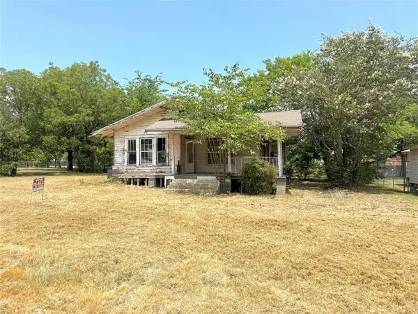 204 W Maple Street, Whitewright, TX 75491